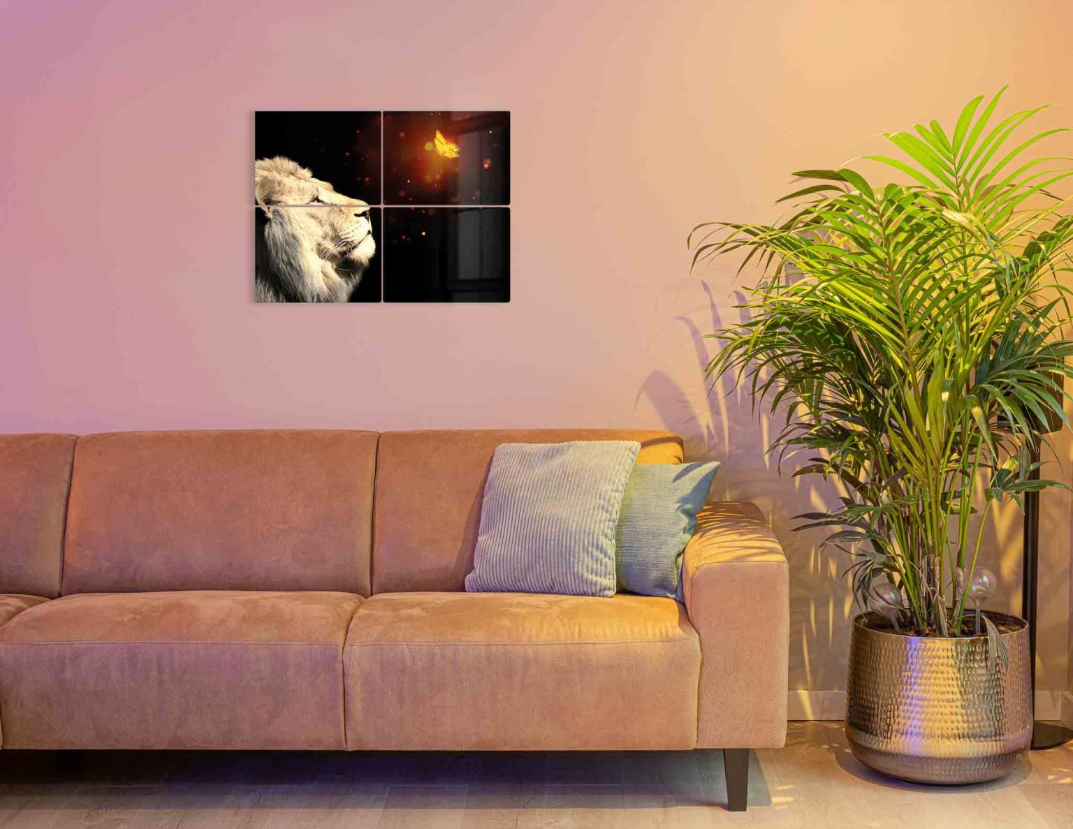 Woonkamerfoto Leeuw met vlinder op aluminium op 4 fotopanelen